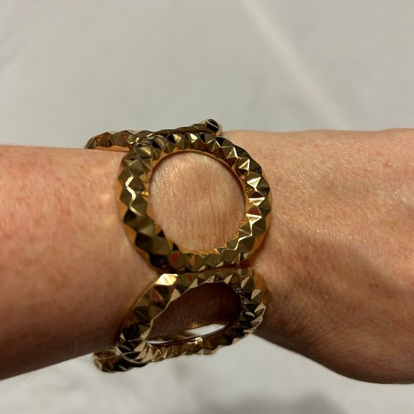 Hammered Gold Circle Stretch Statement Bracelet - Picture 6 of 8